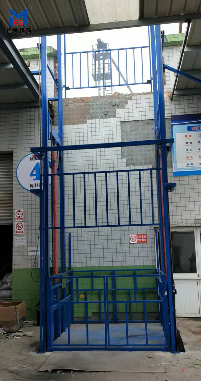 四川川辣源食品導軌式升降機